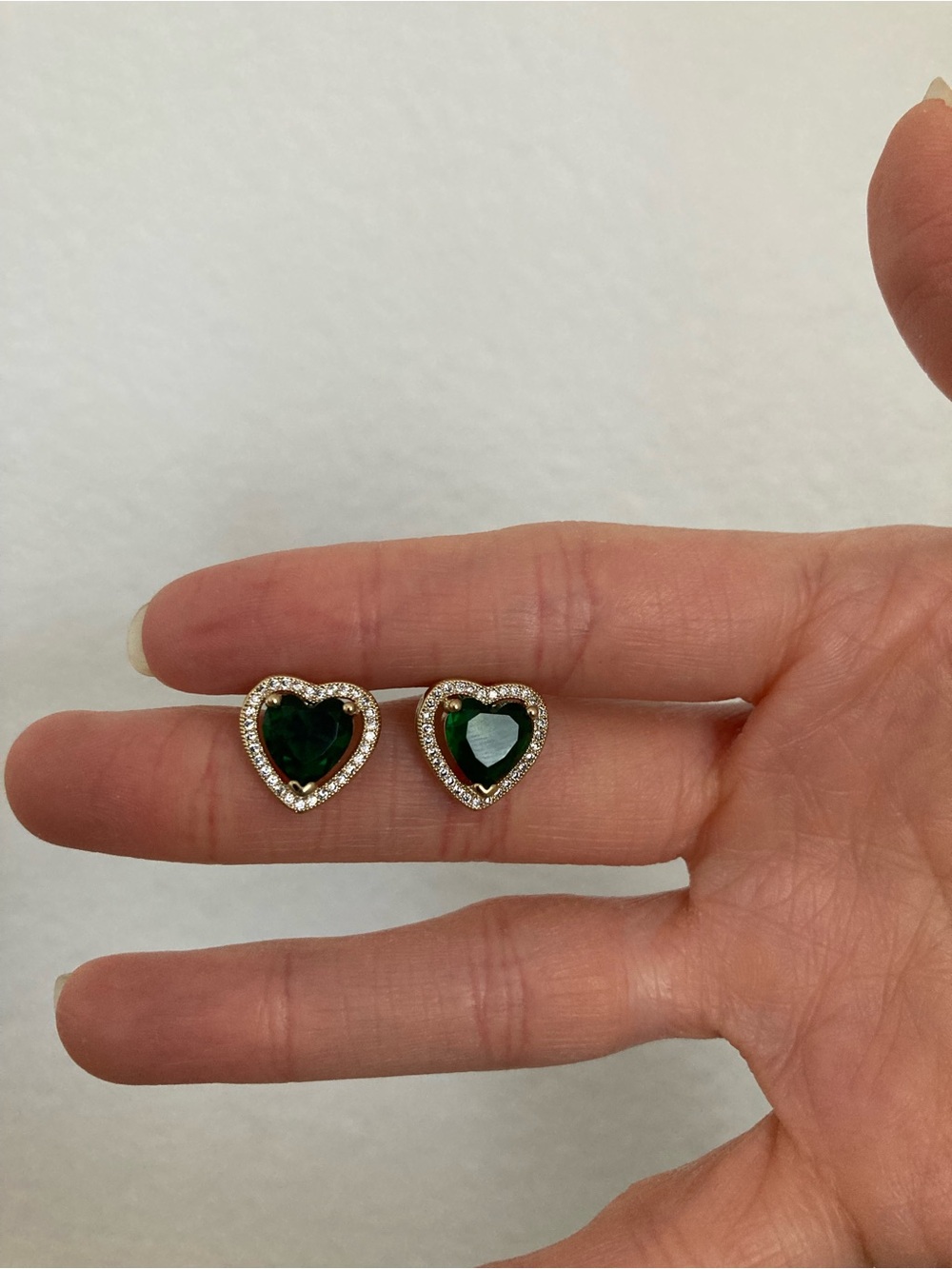 New Vanessa Mooney THE MINI HEART EARRINGS EMERALD - Picture 7 of 7